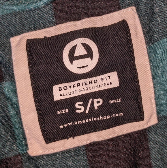 ✨2/$40✨ AMNESIA green/black flannel button up - Picture 4 of 4
